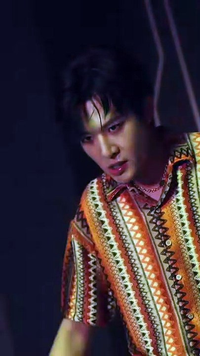 (69) After waking up, she looked at the life that had been ruined by herself, decisively threw off those little white faces, turned around and hugged her husband's thighs tightly, and changed her life against the sky