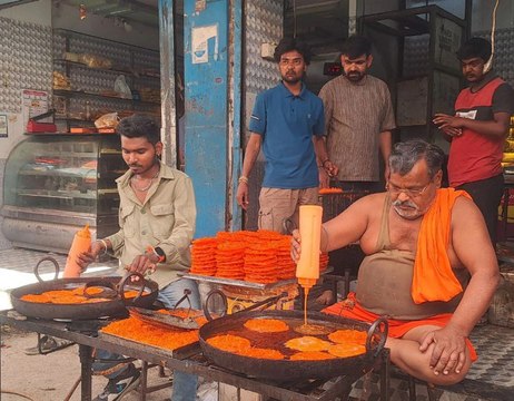 घीयर मिठाई की परंपरा कायम, सिंधी समाज में इसके बिना अधूरी होली