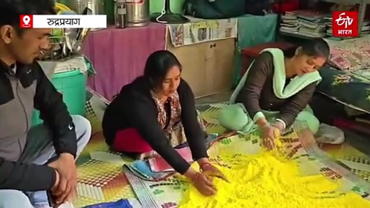 रुद्रप्रयाग में महिलाएं तैयार कर रही इको-फ्रेंडली अबीर गुलाल, सेहत और पर्यावरण को कर रही सुरक्षित
