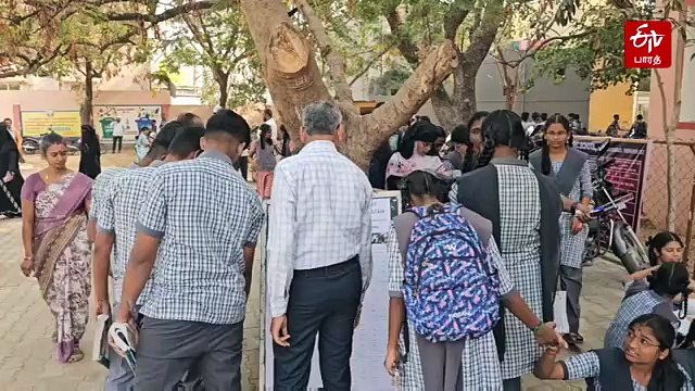 ஆசீர்வாதம் பண்ணுங்க டீச்சர்... தேர்வுக்கு முன் மாணவன் செய்த நெகிழ்ச்சி செயல்