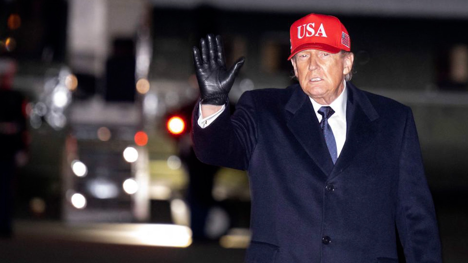 El presidente de Estados Unidos, Donald Trump, ha regresado a la Casa Blanca tras pasar el fin de semana en su residencia privada de Mar-a-Lago, desde donde orden� el ataque contra Ir�n en el marco de la denominada Operaci�n Furia �pica. La escalada militar en Oriente Medio marca as� un nuevo cap�tulo en la pol�tica exterior estadounidense.

A trav�s de su plataforma Truth Social, Trump difundi� un v�deo en el que advirti� de que los bombardeos podr�an prolongarse hasta cuatro semanas. El mandatario no descart� nuevas bajas entre las fuerzas estadounidenses desplegadas en la regi�n y defendi� la ofensiva como una medida necesaria para proteger los intereses de Estados Unidos.

En su mensaje, el presidente tambi�n se dirigi� directamente a Ir�n. A la Guardia Revolucionaria le inst� a deponer las armas, mientras que pidi� a la poblaci�n iran� que se subleve contra el r�gimen. Sus declaraciones elevan la tensi�n internacional y abren un escenario de incertidumbre sobre la duraci�n y el alcance real del conflicto en Oriente Medio.