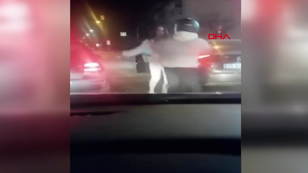 Trafikteki kadın kendisini uyaran motosikletliyi tekme tokat dövdü