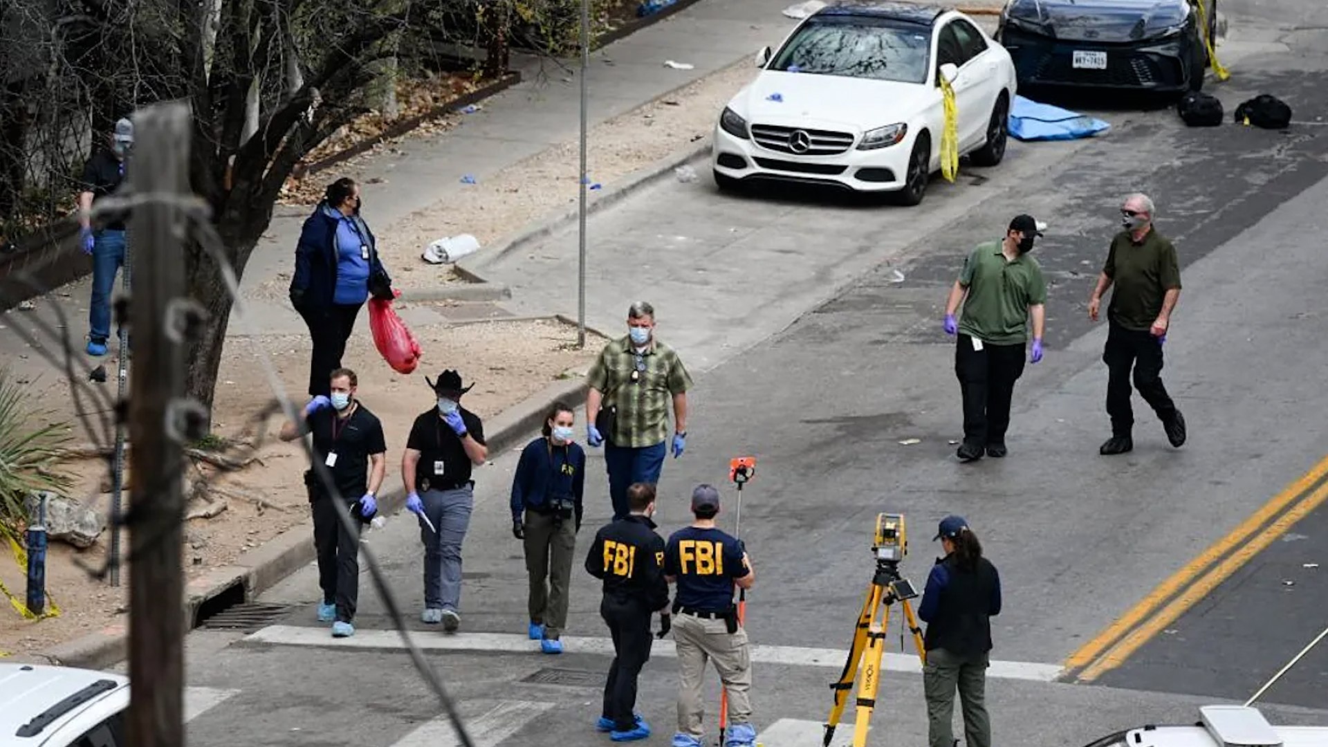 El autor del tiroteo que dej� dos muertos y 14 heridos la madrugada del domingo en un bar de Austin ha sido identificado como Ndiaga Diagne, de 53 a�os, seg�n confirmaron a The Associated Press fuentes policiales bajo condici�n de anonimato. Diagne, originario de Senegal, lleg� a Estados Unidos en 2006 y era ciudadano estadounidense naturalizado.

El ataque ocurri� poco antes de las 2:00 horas en las inmediaciones de Buford's Backyard Beer Garden, en el distrito de ocio de Sixth Street. Seg�n la jefa de Polic�a, Lisa Davis, el sospechoso pas� varias veces en su SUV frente al local antes de abrir fuego con una pistola desde el veh�culo contra personas en el exterior. Posteriormente, estacion�, baj� con un rifle y continu� disparando hasta que fue abatido por los agentes.

El FBI investiga el caso como un posible acto de terrorismo tras hallar "indicios" en el atacante y su veh�culo, seg�n el agente especial interino Alex Doran, de la oficina en San Antonio. Entre los elementos analizados figura una camiseta con la frase "Propiedad de Al�" y un dise�o con la bandera iran�.

El alcalde Kirk Watson elogi� la r�pida actuaci�n policial, mientras que la Universidad de Texas confirm� que miembros de su comunidad est�n entre los afectados.