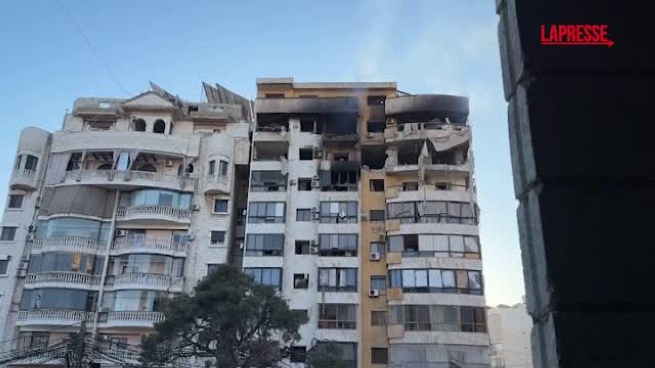 Piani interamente sventrati, finestre rotte: i danni agli edifici di Beirut dopo l'attacco israeliano