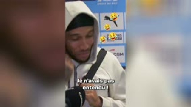 Marseille - Quand Aubameyang se fait accueillir par un son de tecktonik en zone mixte