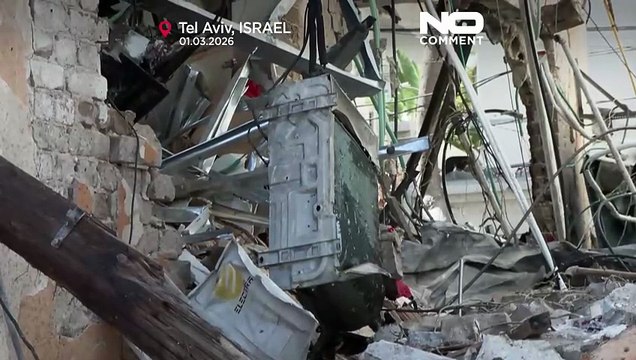 Tel Aviv, residenti valutano i danni dopo attacco missilistico iraniano che uccide una persona