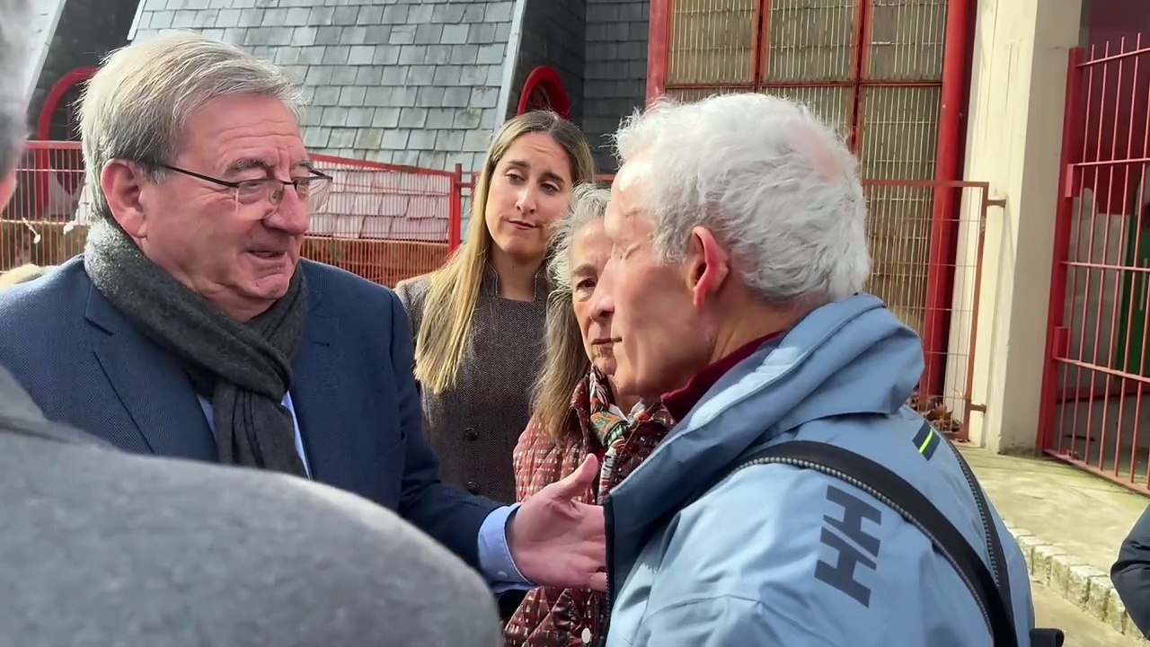 Conversación entre el secretario de Estado, Fernando Martínez, y representantes de las víctimas del 3 de marzo de 1976