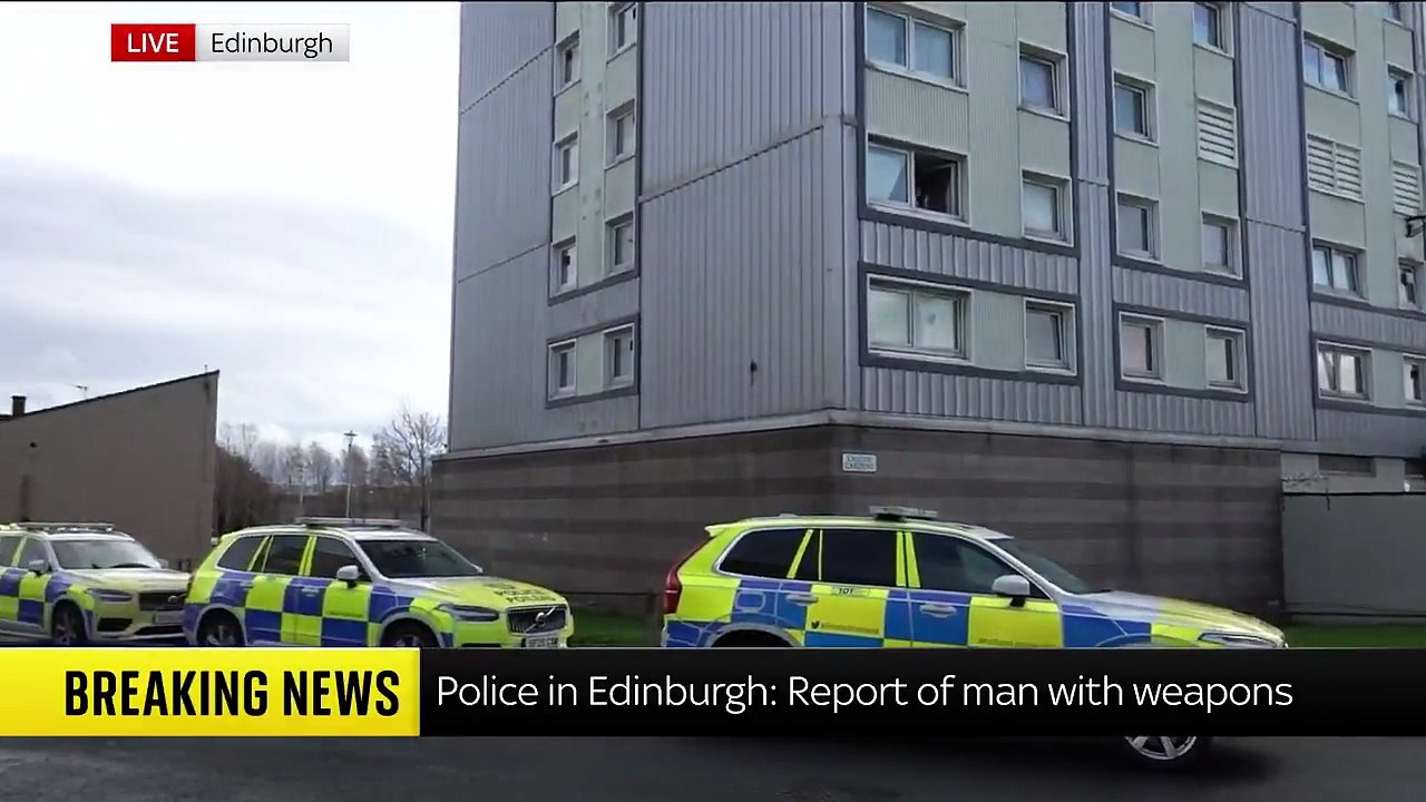 Edimbourg: Un homme armé de couteaux poignarde...