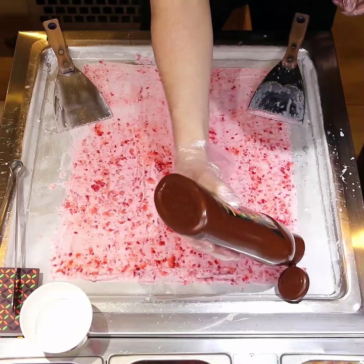 Satisfying rolled ice creams 🍨