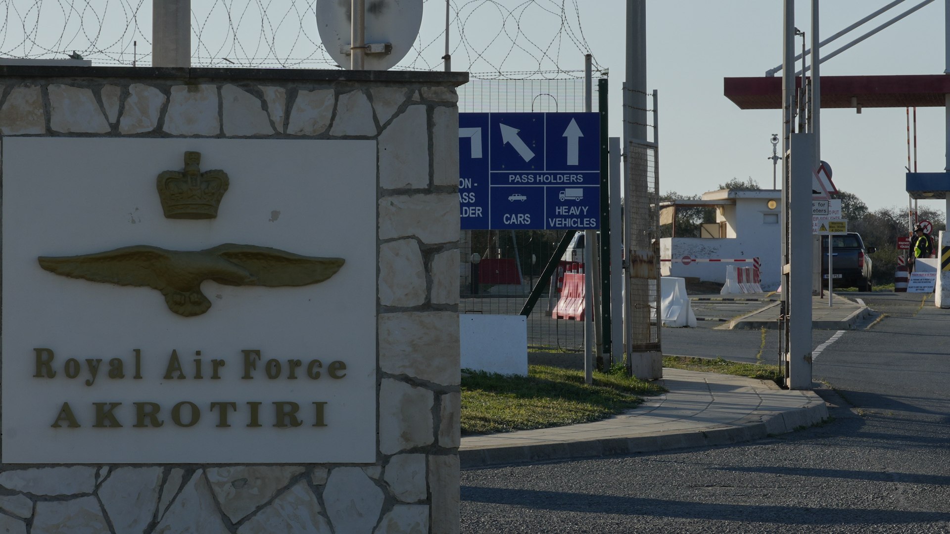 La base a�rea de Akrotiri, situada en Chipre pero bajo soberan�a del Reino Unido, ha sido blanco de un ataque con drones por parte de Ir�n, marcando una escalada sin precedentes en la actual guerra de Oriente Pr�ximo. El impacto de un dron iran� caus� "da�os leves" en una pista de aterrizaje y otras infraestructuras, aunque el Ministerio de Defensa confirm� que no se produjeron v�ctimas personales. Este suceso representa la primera vez que territorio brit�nico es atacado por las Fuerzas Armadas de otro pa�s desde la Guerra de las Malvinas en 1981, en un momento en que Chipre ostenta la presidencia de turno de la Uni�n Europea.