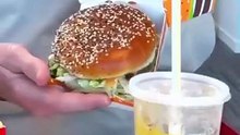 CEO da McDonald's faz anúncio a novo hamburguer mas nem sabe agarrar nele