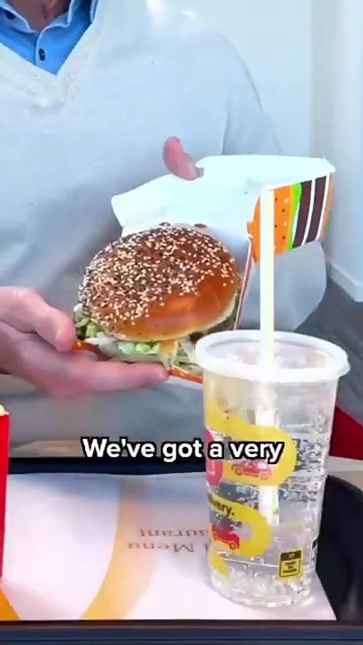 CEO da McDonald's faz anúncio a novo hamburguer mas nem sabe agarrar nele