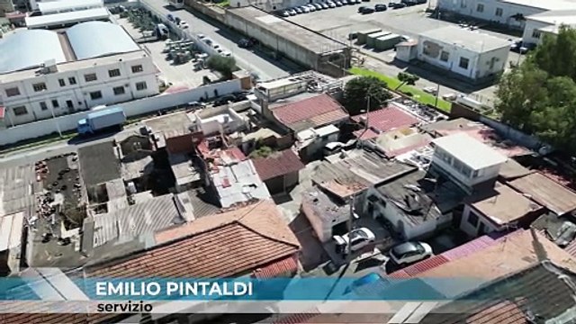 Stop alle demolizioni in via Ennio al rione Taormina, spuntano 10 baracche