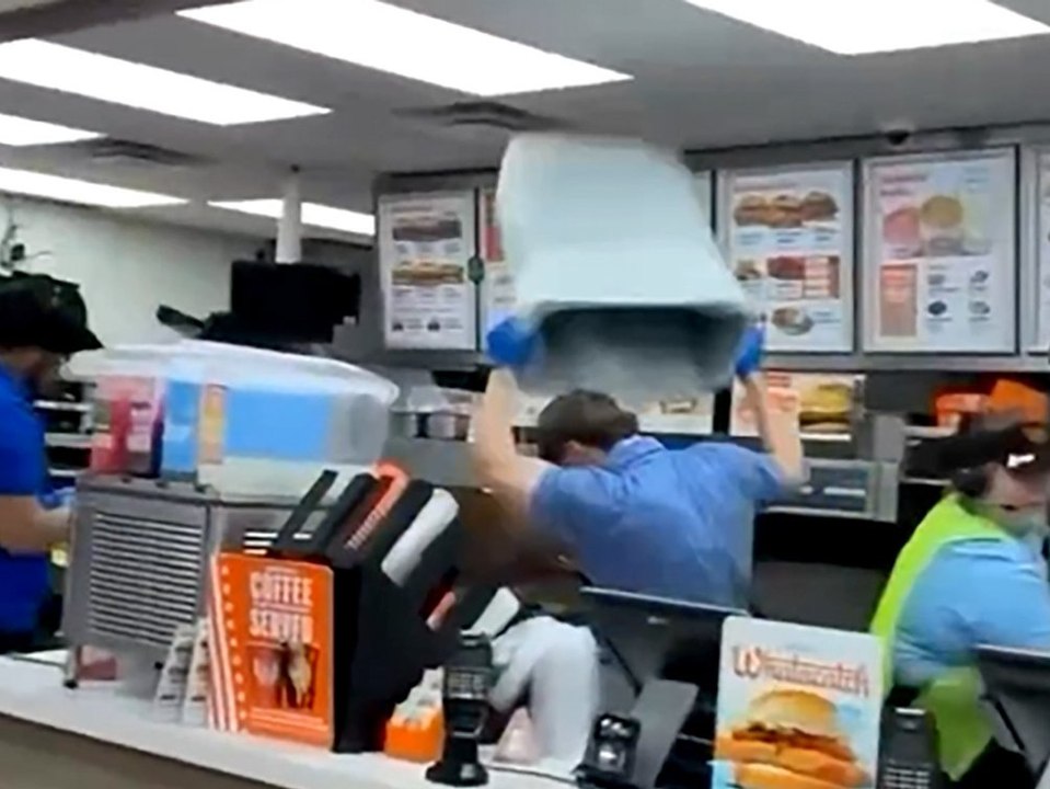 Fastfood-Mitarbeiter verdrischt Angreifer mit Mülleimer