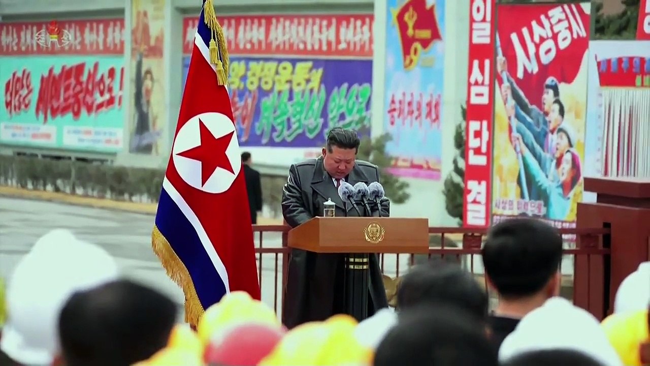 Estimado camarada Kim Jong Un realiza visita de felicitação ao Complexo de Cimento de Sangwon