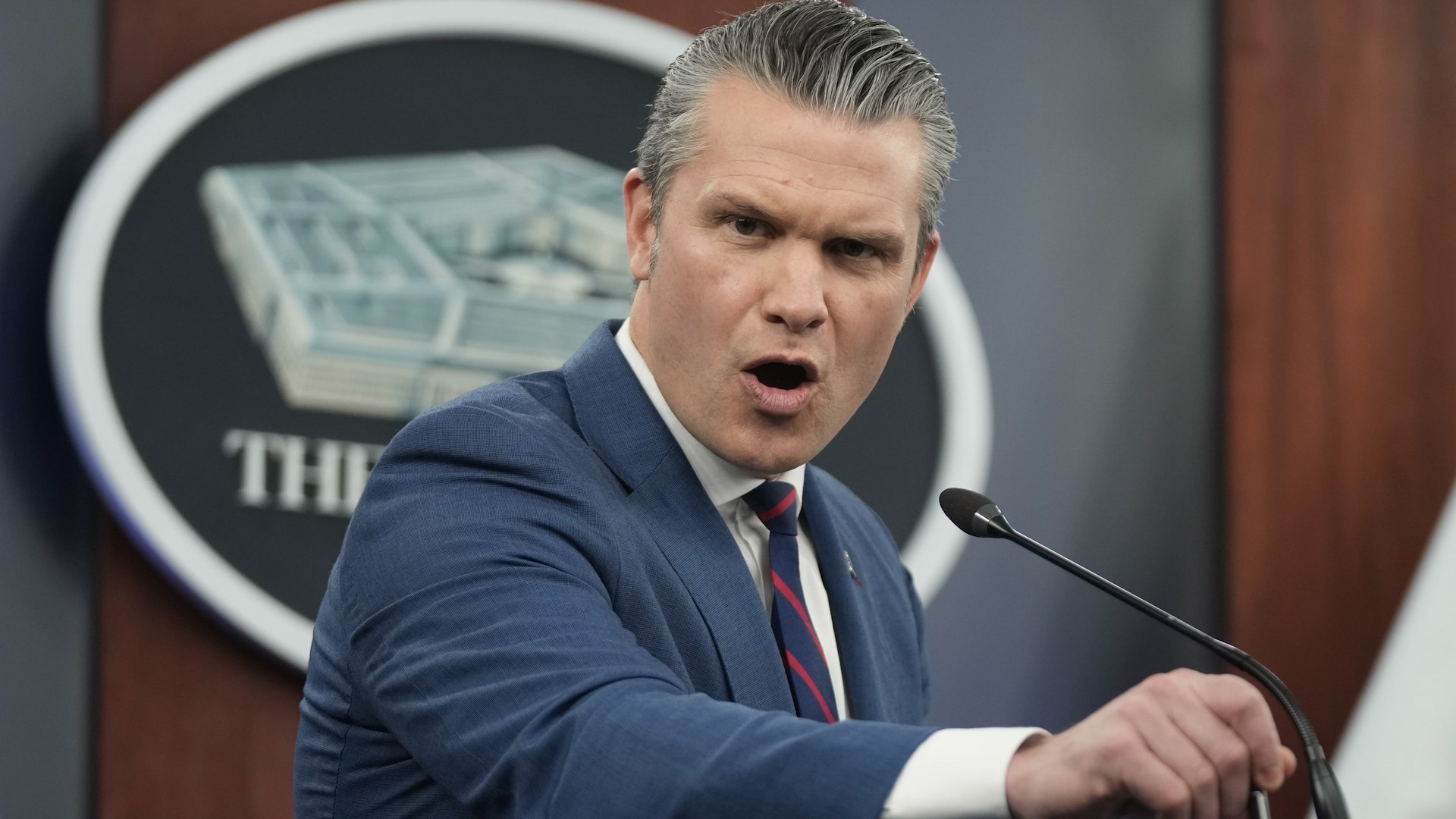 El secretario de Guerra de Estados Unidos, Pete Hegseth, ha confirmado este lunes que la operación militar denominada 'Furia Épica', ejecutada bajo las órdenes del presidente Donald Trump, ha logrado un cambio de régimen en Irán. La ofensiva, que comenzó el pasado sábado, culminó con la muerte del líder supremo, el ayatolá Alí Jameneí, marcando lo que el Pentágono describe como la misión "más letal, más compleja y más precisa de la historia".