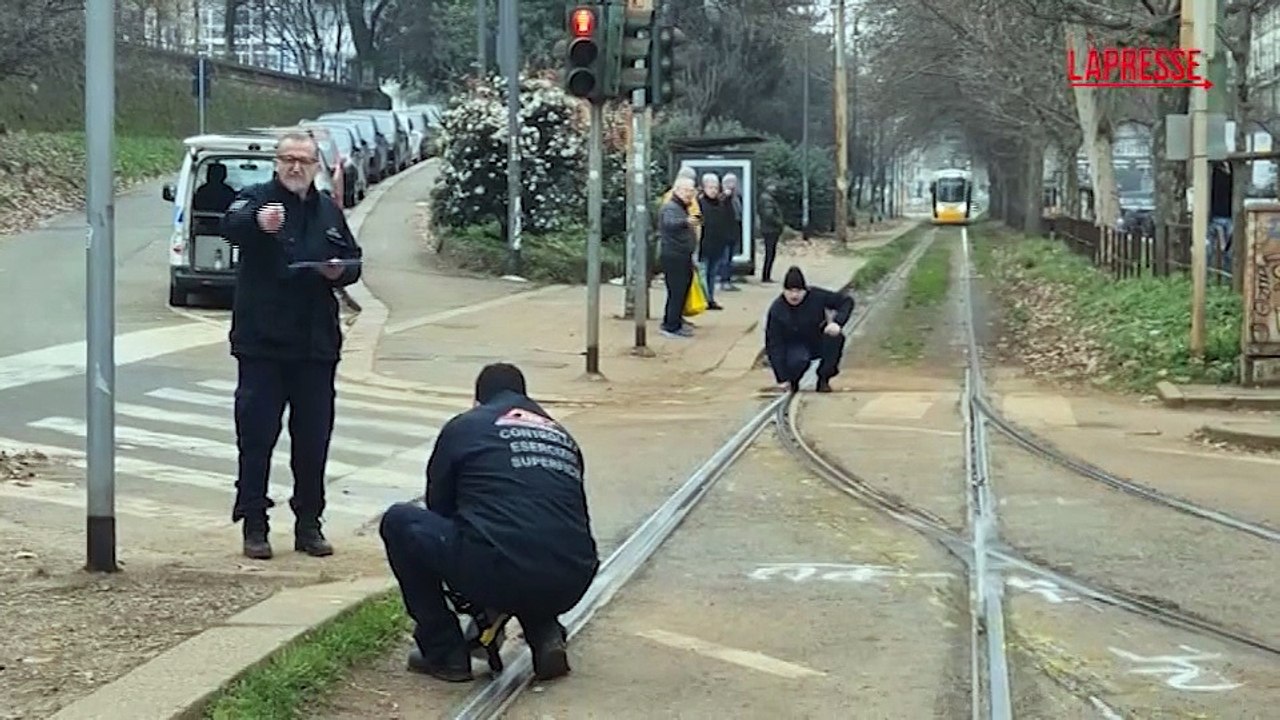 Tram deragliato a Milano, i rilievi tecnici sul luogo dell'incidente