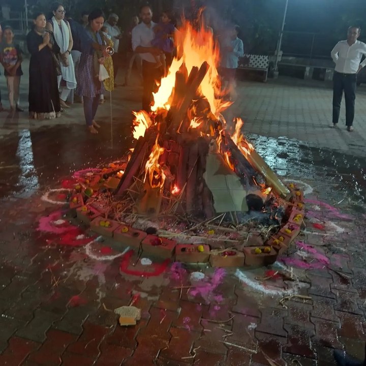 अहमदाबाद में वैदिक होली की 251 किट का वितरण
