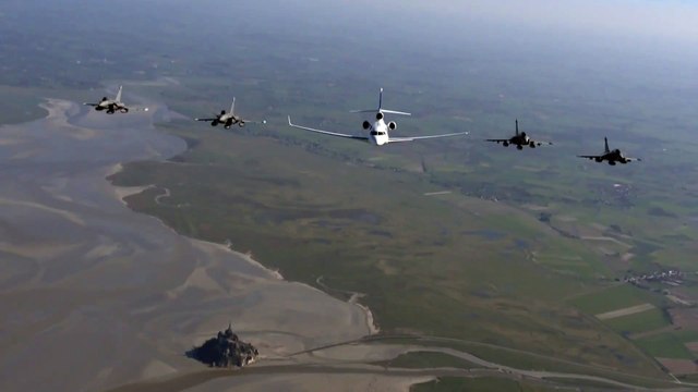 Regardez la mise en scène du déplacement d'Emmanuel Macron vers Brest, avec son avion escorté par quatre rafales et les images diffusées sur les chaînes infos