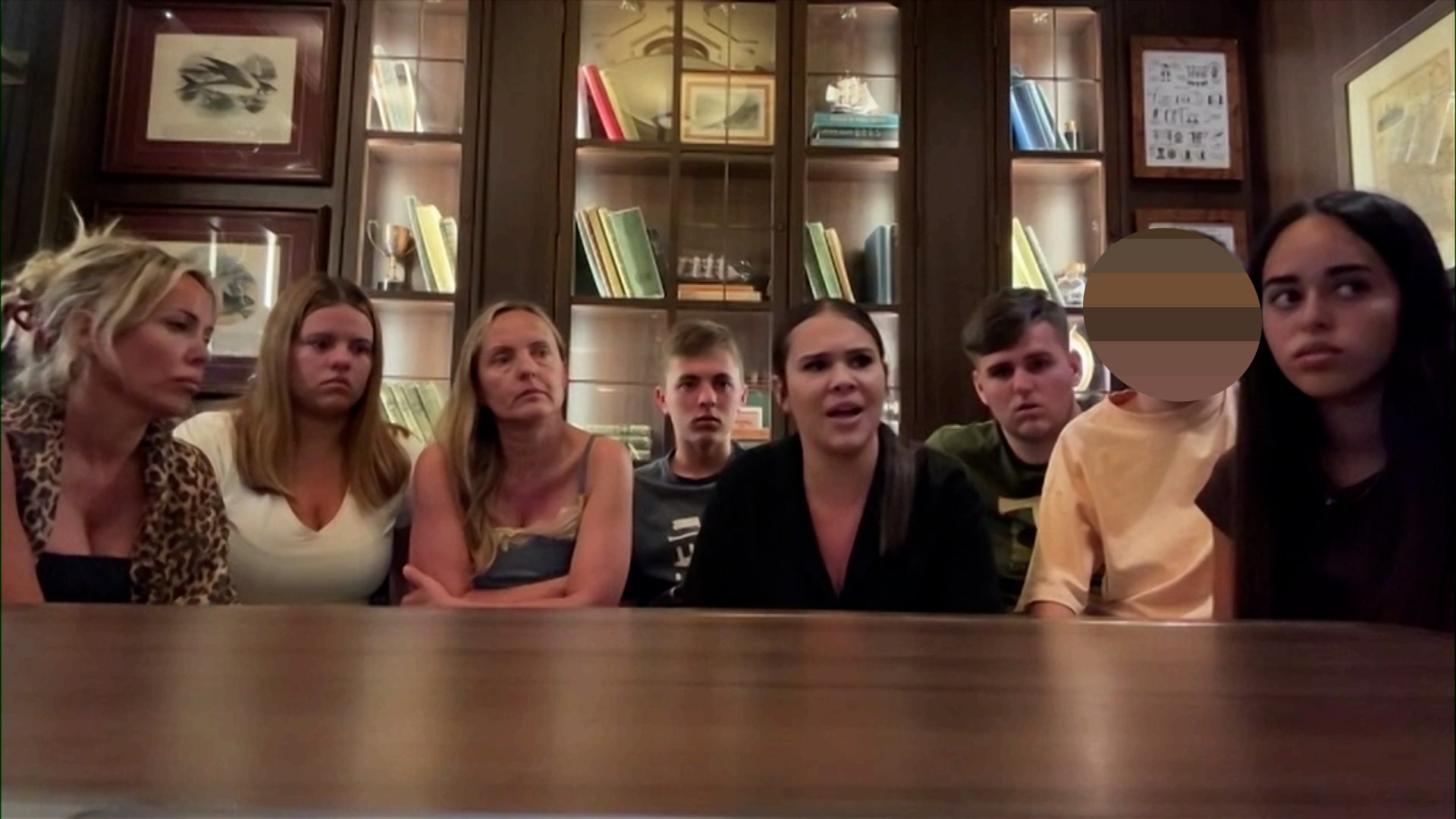 La escalada b�lica en Oriente Medio tras los ataques de Estados Unidos e Israel a Ir�n ha dejado a cientos de turistas espa�oles en una situaci�n cr�tica. Con el espacio a�reo cerrado y las comunicaciones limitadas, ciudadanos de diversos puntos de Espa�a &mdash;desde Galicia hasta M�laga&mdash; relatan jornadas de angustia marcadas por explosiones, alertas de misiles y una creciente sensaci�n de incertidumbre.
Uno de los focos de mayor tensi�n se encuentra en el puerto de Dub�i. All�, un grupo de cinco enfermeras espa�olas &mdash;Marta, �ngela, Luc�a M., Luc�a S. y Marina&mdash; permanece confinada en un crucero de MSC tras verse sorprendidas por los bombardeos. Pese a que la naviera intenta mantener el �nimo con actividades a bordo, la realidad exterior es ineludible. Las j�venes relatan haber escuchado "ruidos fuertes" y presenciado "humo y seis explosiones seguidas". Desde la cubierta, incluso han divisado lo que parecen "misiles interceptados".
A bordo del buque, donde viajan "unos cuarenta espa�oles", la vida transcurre en una extra�a burbuja de seguridad relativa. "Llevamos tres d�as sin salir del barco, pero hay cierta normalidad", explican las sanitarias, aunque admiten que "No sabemos ni cu�ndo ni desde d�nde volveremos". En este contexto, el apoyo mutuo es clave: "ayuda saber que hay otras personas igual y estar entre amigas".
La gesti�n de la crisis por parte de las autoridades espa�olas genera visiones encontradas entre los afectados. Mientras que la influencer M�nica Villar lanza mensajes de tranquilidad desde Dub�i afirmando que "No est�is solos, est� todo bien", otros espa�oles denuncian una falta de coordinaci�n comparada con otros pa�ses europeos.
Lola S�nchez-C�vico, atrapada en Abu Dabi, critica que mientras otros pa�ses ya evac�an a sus nacionales, los espa�oles siguen a la espera: "Y los espa�oles seguimos aqu� sin ninguna novedad, no nos han llamado, ni nos han evacuado ni tenemos ninguna informaci�n de la Embajada". Una queja que comparten turistas en las Maldivas, como Esteban, quien se siente "un poco abandonados" debido a que la aerol�nea "se limpia las manos" con los gastos de alojamiento.
La par�lisis a�rea ha dejado situaciones variopintas. La periodista Esperanza Montes permanece en Om�n tras ser desviado su vuelo desde Malasia: "la incertidumbre es total", reconoce, aunque agradece estar en "un sitio seguro". En tierra firme, residentes como Tamara Abalde conviven con el miedo constante en sus hogares de Emiratos: "No tenemos informaci�n, solo las alertas que llegan al m�vil que b�sicamente dicen que busques refugio".
Para muchos, la mayor preocupaci�n es el impacto personal y laboral de este bloqueo. "Ni la compa��a ni nadie se hace cargo de los gastos que conlleva estar aqu�, van pasando los d�as, seguimos sin noticias y se va haciendo un poco pesado. Tenemos nuestro trabajo, mi mujer es aut�noma y tiene su empresa cerrada. Mis hijos est�n en Espa�a. Es un c�mulo de cosas y la incertidumbre nos tiene un poco desanimados", lamenta uno de los afectados. Mientras la diplomacia trabaja en planes de repatriaci�n, los espa�oles en la zona conf�an en que "la situaci�n no escala y se queda todo tranquilo" para poder regresar a casa lo antes posible.