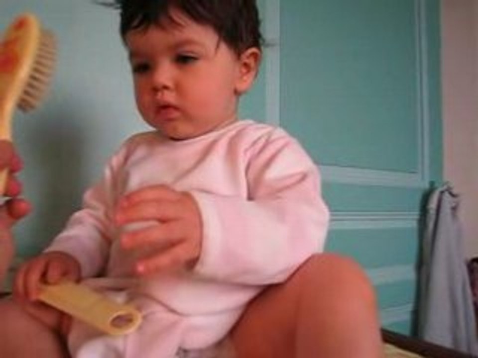 Lilou se peigne toute seule (13 mois)