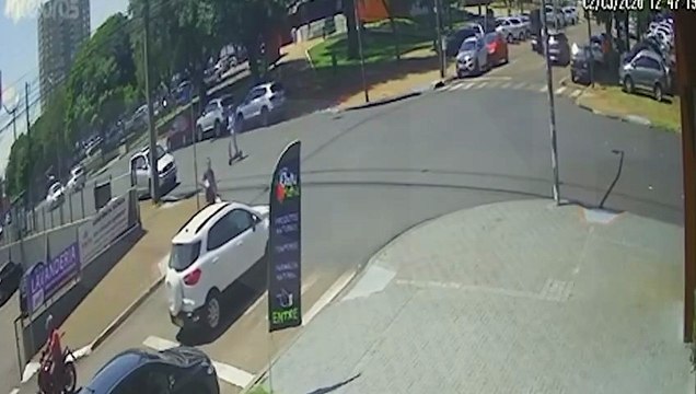 Câmera registra momento de acidente entre moto e Ecosport no Centro de Cascavel