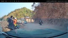Cette femme à moto ne maitrise rien