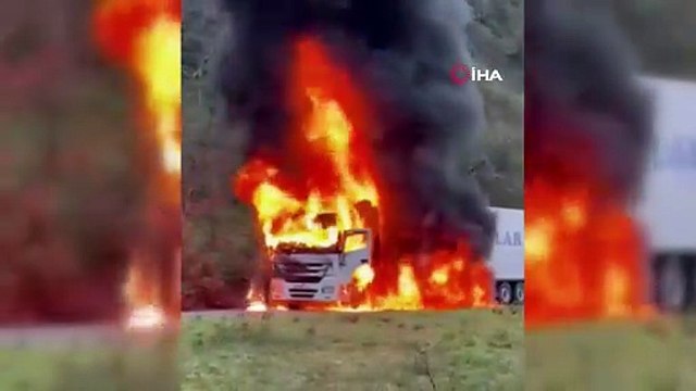 Seyir halindeki tır alev alev böyle yandı