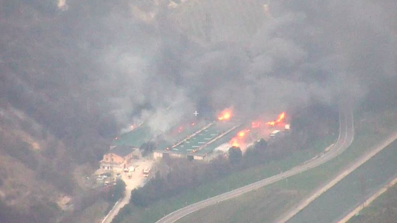 Furioso incendio in una stalla ad Avio, fiamme e fumo visibili da chilometri di distanza. Decine di vigili del fuoco sul posto