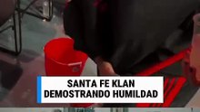 Santa Fe Klan se vuelve viral por limpiar su propio desastre en la UFC México
