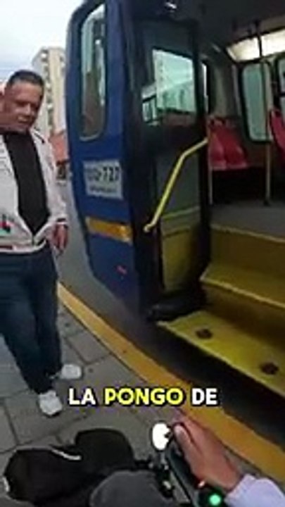 Video | "Es un guerrero": domiciliario en silla de ruedas en Bogotá recibe elogios