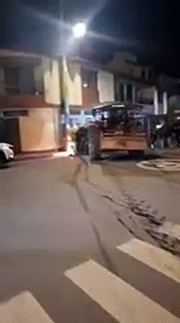 Video | Conductor de tractor causa caos en Antioquia