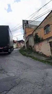 Caminhão derruba poste e bombeiros são acionados para resgatar motorista