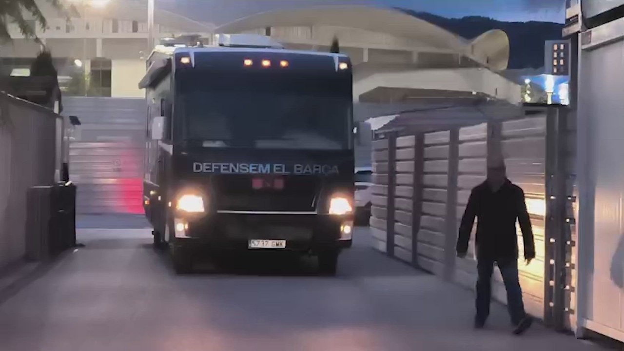 La extravagante llegada de Laporta al Auditori con las 8.171 firmas