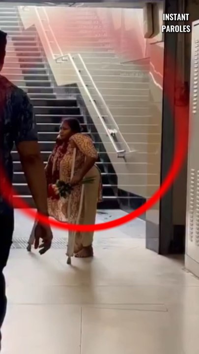 Cet homme réalise un geste précieux pour cette vendeuse de fleurs à la sortie du métro