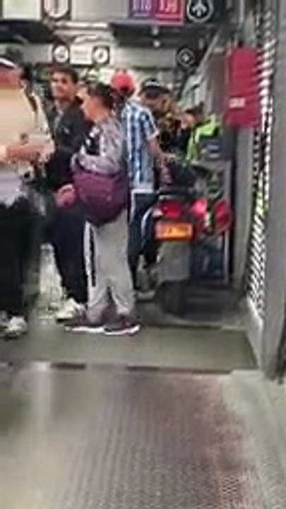 Video | Esto fue lo que pasó con el hombre que intentó subir su moto a TransMilenio