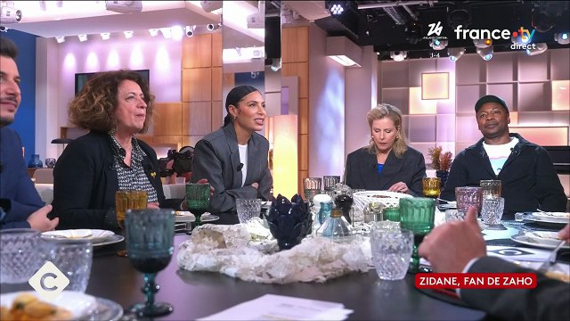 VOICI - C'est bien Zizou ?! : Zaho revient sur ce moment magique où Zinédine Zidane s'est déchaîné sur ses titres (ZAPTV)