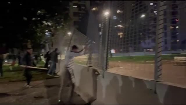 Il video degli scontri al Pilastro di Bologna: il cantiere del Museo dei bambini preso d'assalto, lacrimogeni della polizia