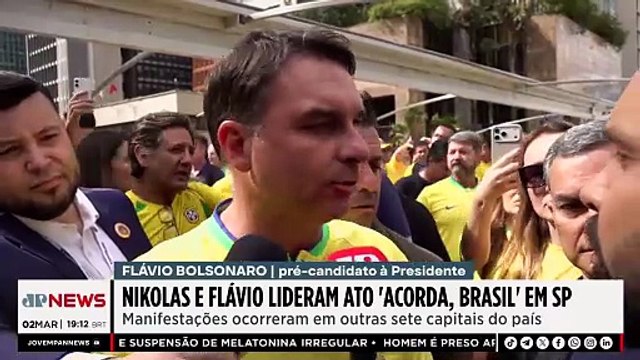 Flávio Bolsonaro fala em “não aguentar mais quatro anos de PT” no Acorda Brasil