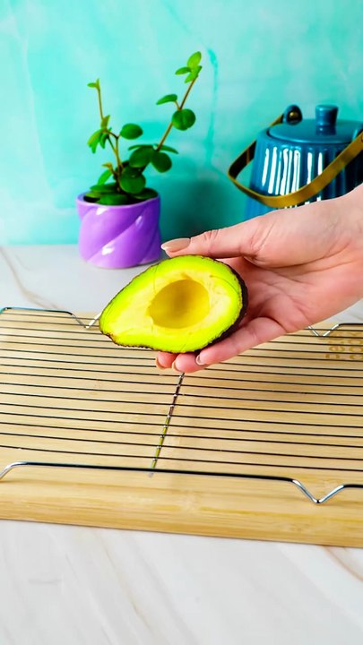 Avocado peeling like never before 🥑