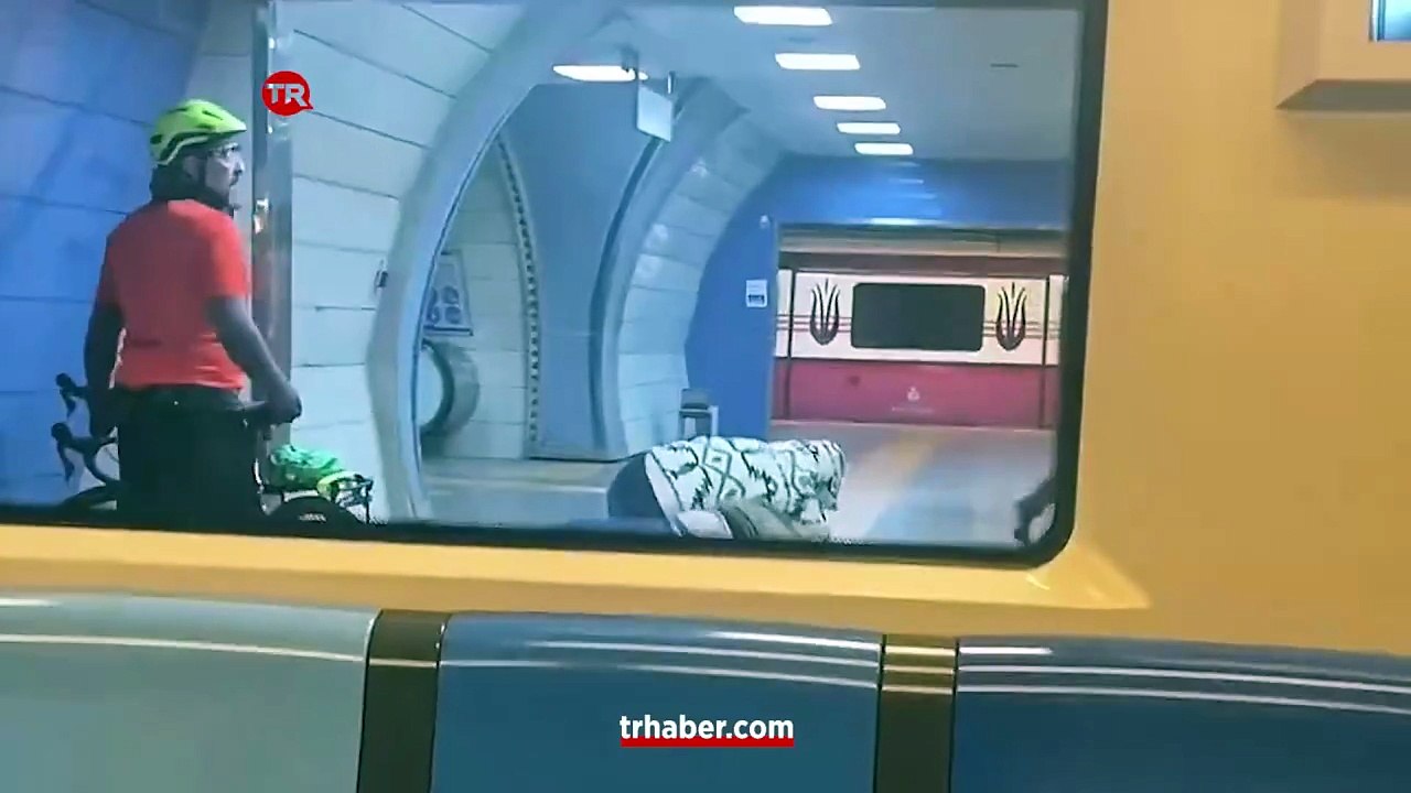 İstanbul metrosu boks ringine döndü! İki kişi yerde sürüne sürüne yumruklaştı