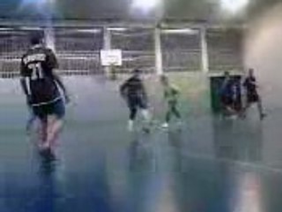 Hassen au foot en salle