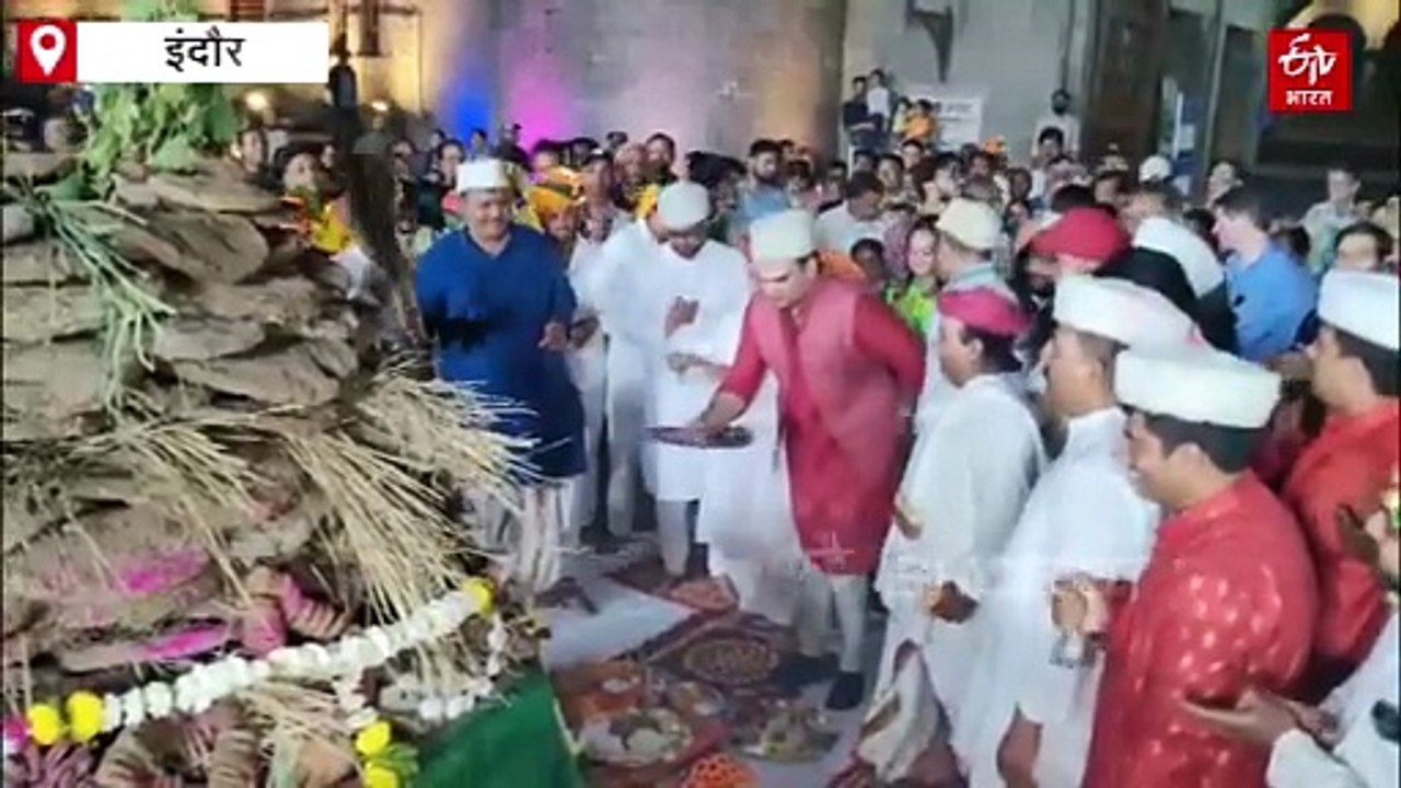 इंदौर में राज परिवार ने निभाई 300 सालों से चली आ रही परंपरा, कुल देवता पूजने के बाद होली दहन, रानी अहिल्याबाई को गुलाल समर्पित