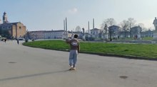 Padova, Giorgio gioca a basket in Prato della Valle: il video