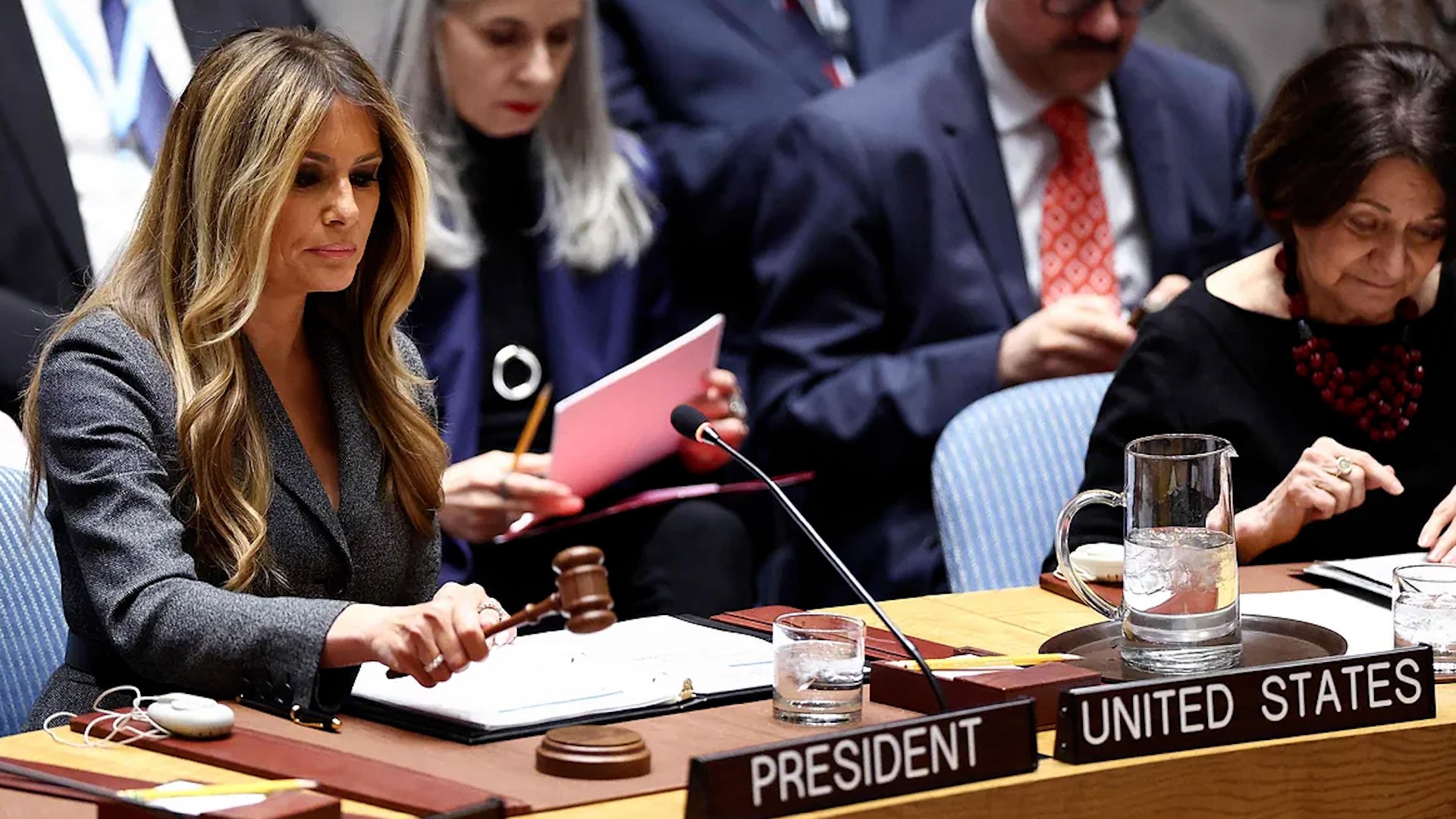 La primera dama de Estados Unidos, Melania Trump, presidi� este lunes una sesi�n del Consejo de Seguridad de la ONU centrada en "los ni�os, la tecnolog�a y la educaci�n en los conflictos", en un hecho hist�rico al convertirse en la primera primera dama en activo que golpea el mazo e inaugura una reuni�n del m�ximo �rgano de seguridad internacional.

La sesi�n se celebr� apenas d�as despu�s de que el presidente Donald Trump�ordenara una operaci�n militar conjunta con Israel contra Ir�n. El pasado s�bado, el Consejo ya se hab�a reunido de urgencia tras los bombardeos de Estados Unidos e Israel y la posterior respuesta iran�.

En esos ataques fue bombardeada una escuela en Minap (Ir�n), donde, seg�n el Ministerio de Salud iran�, murieron al menos 180 personas, entre ellas numerosos menores. La secretaria general adjunta de la ONU para Asuntos Pol�ticos, Rosemary DiCarlo, record� en la sesi�n la muerte de "posiblemente decenas de ni�os" y se�al� que las autoridades estadounidenses est�n investigando lo ocurrido.

Melania Trump no mencion� directamente el ataque, pero defendi� que "la paz no tiene por qu� ser fr�gil" y subray� la importancia de proteger la seguridad infantil en tiempos de guerra y paz.
