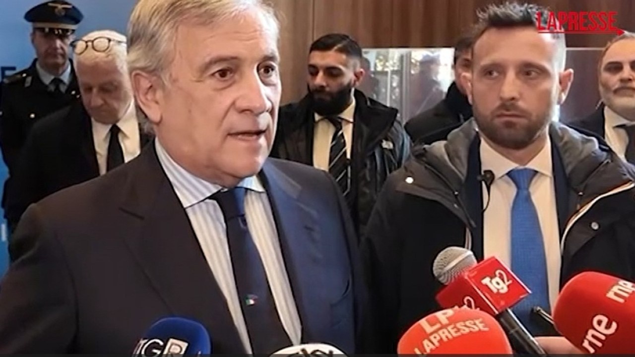 Iran, Tajani agli italiani bloccati all’estero: «Chi prenota il posto sul pullman poi ci vada»