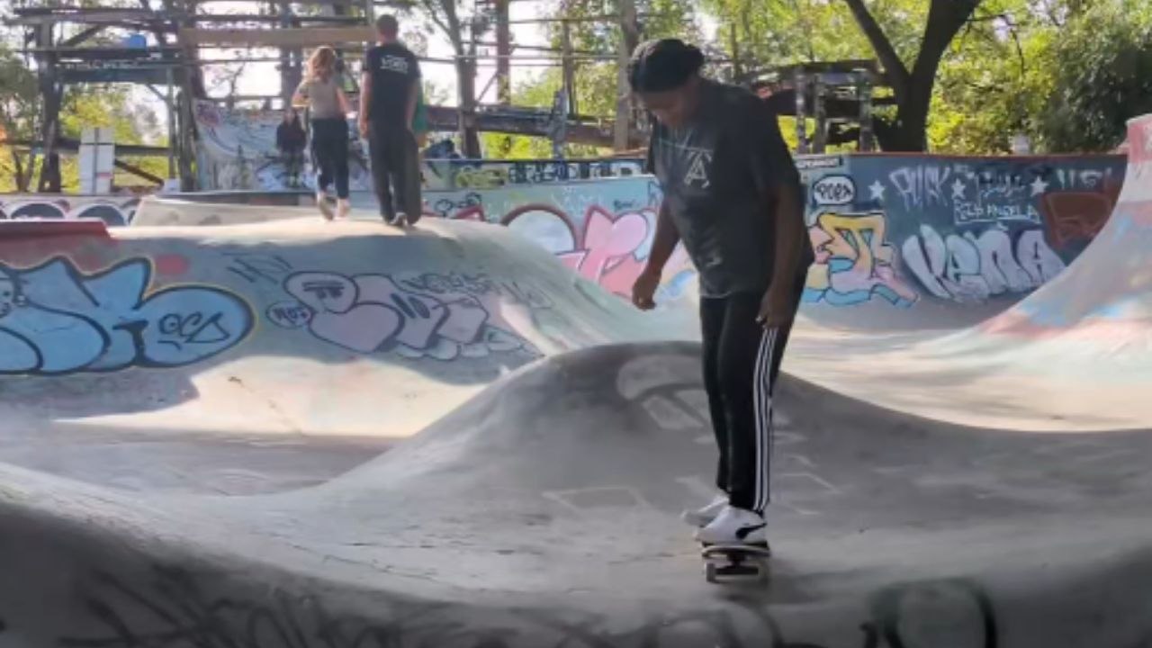 Skating fail: Girl launches herself into skating rink and injures her leg badly