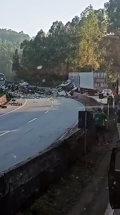 Carreta com carga de banana tomba e interdita os dois sentidos da BR-381