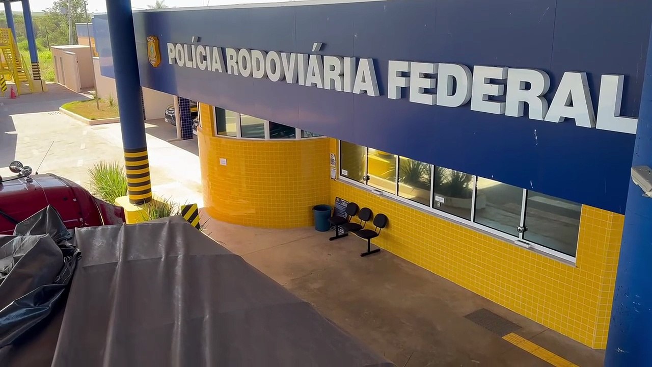 PRF apreende 1.200 caixas de cigarros contrabandeados em Alto Paraíso