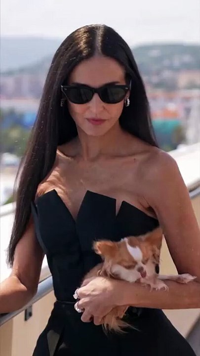 Pilaf, la star à quatre pattes @pilaf.littlemouse n’est pas juste un chien… c’est une véritable célébrité ! Toujours aux côtés de @demimoore, au Festival de Cannes ou à la Fashion week, elle la suit partout et déborde d’amour. Pas étonnant qu’on craque p